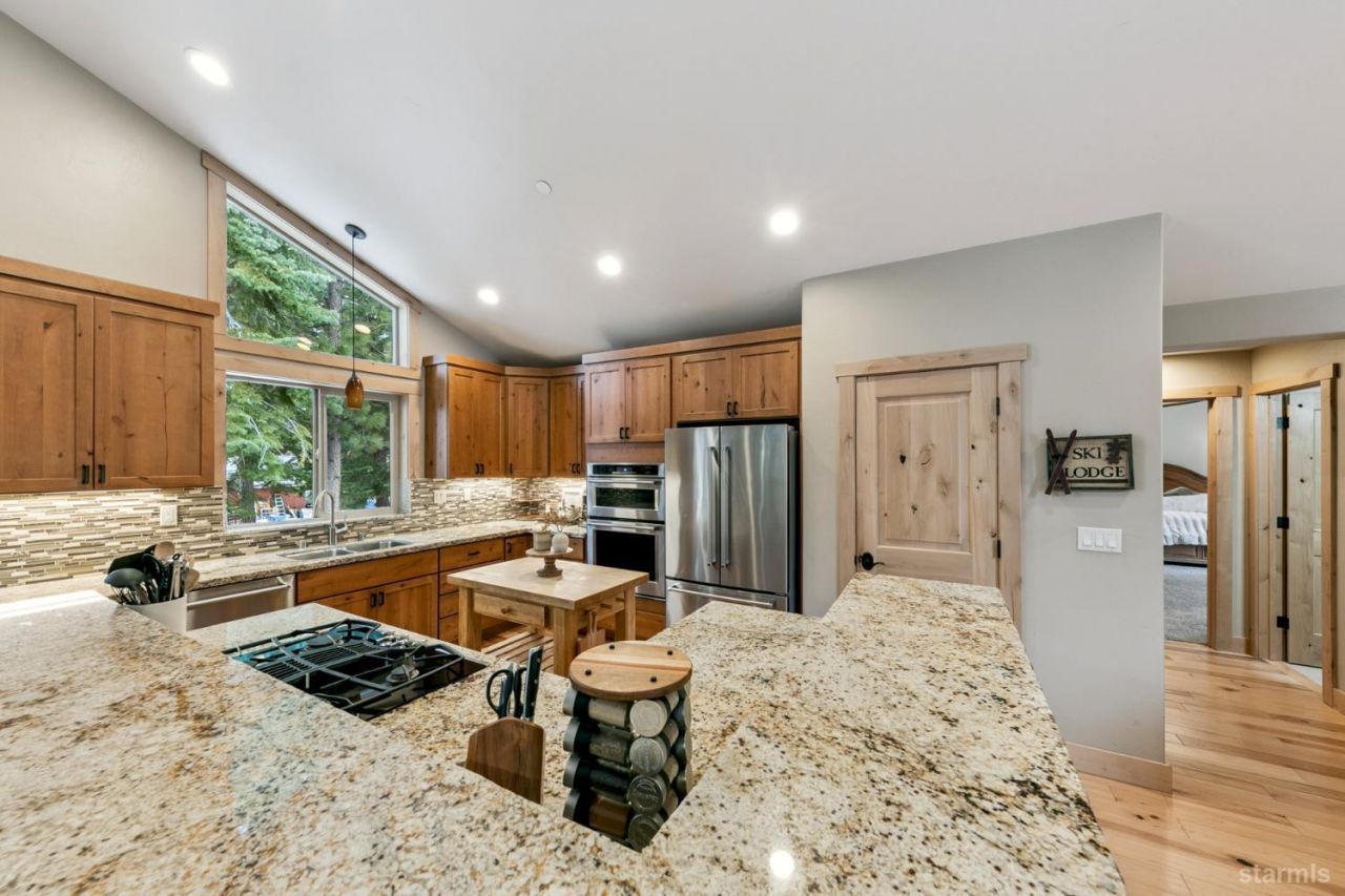 1658 Crystal Air Drive, South Lake Tahoe, CA 96150 Photo