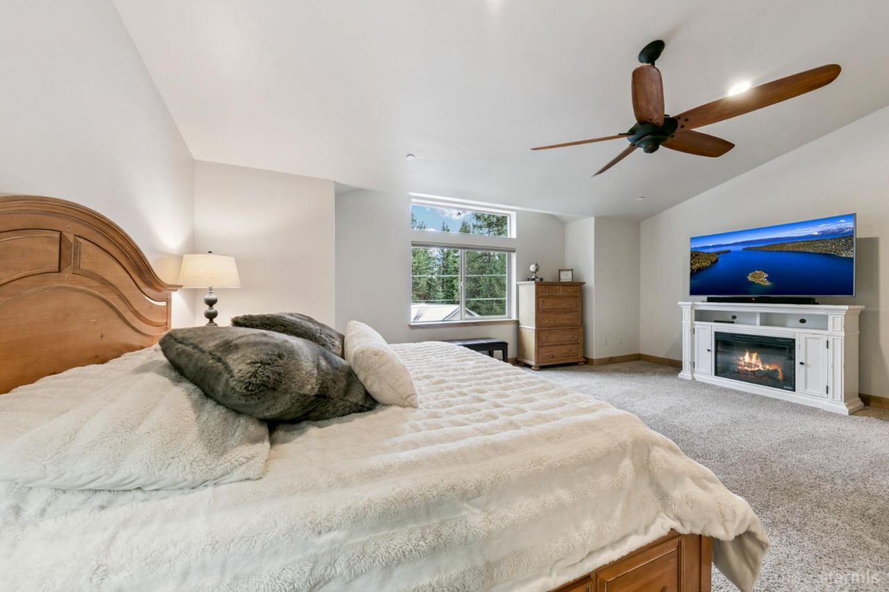 1658 Crystal Air Drive, South Lake Tahoe, CA 96150 Photo