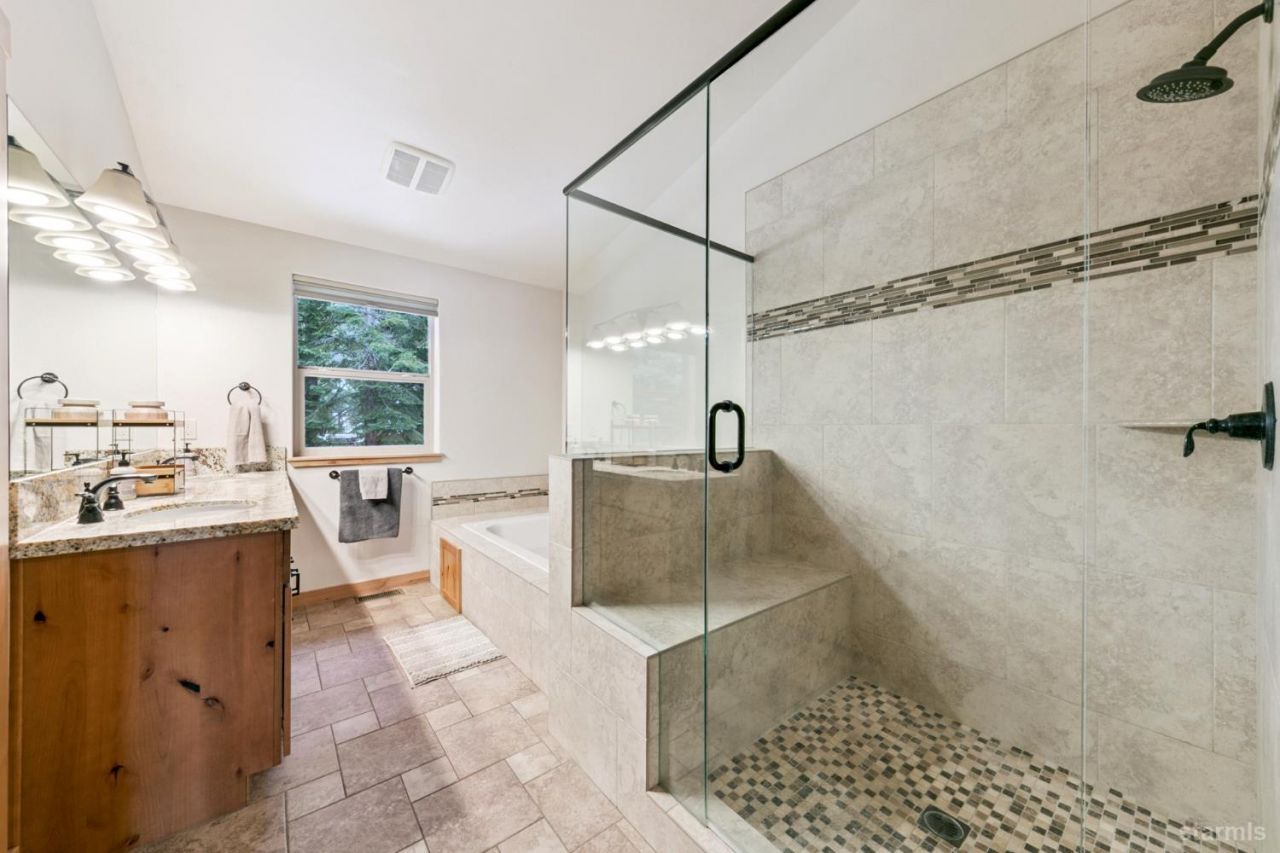 1658 Crystal Air Drive, South Lake Tahoe, CA 96150 Photo