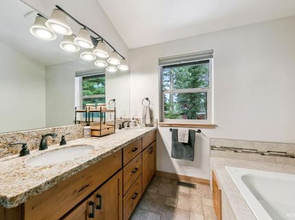 1658 Crystal Air Drive, South Lake Tahoe, CA 96150 Photo