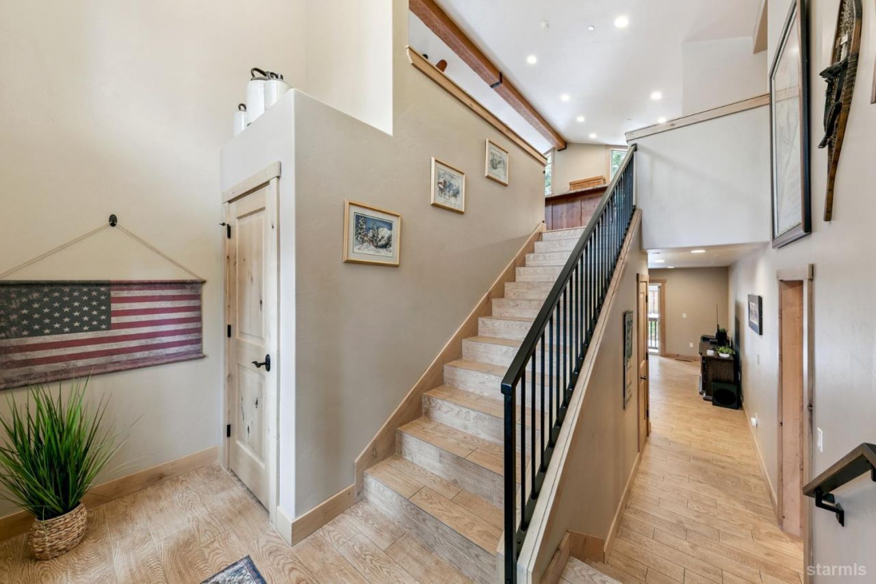 1658 Crystal Air Drive, South Lake Tahoe, CA 96150 Photo