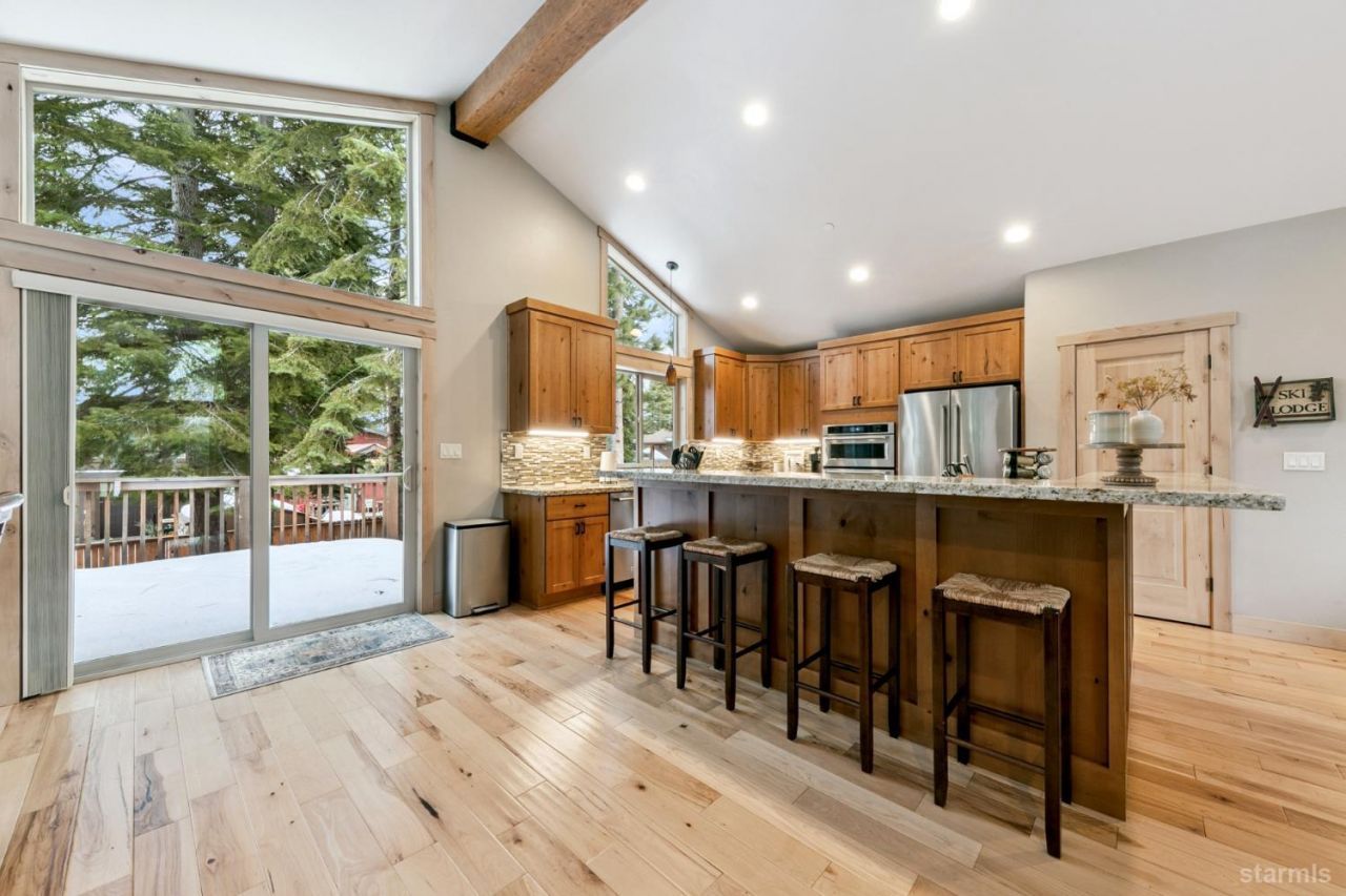 1658 Crystal Air Drive, South Lake Tahoe, CA 96150 Photo