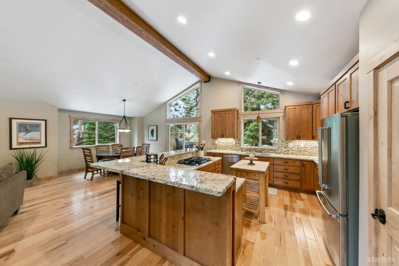 1658 Crystal Air Drive, South Lake Tahoe, CA 96150 Photo