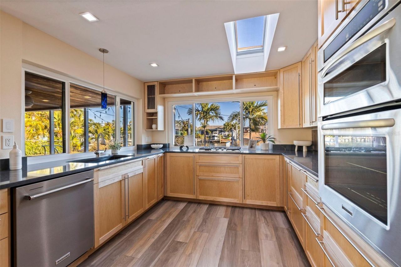 2024 Massachusetts Avenue Ne, Saint Petersburg, FL 33703 Photo