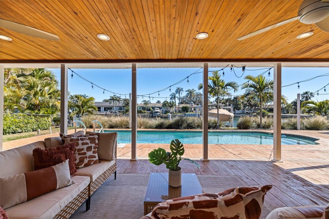 2024 Massachusetts Avenue Ne, Saint Petersburg, FL 33703 Photo