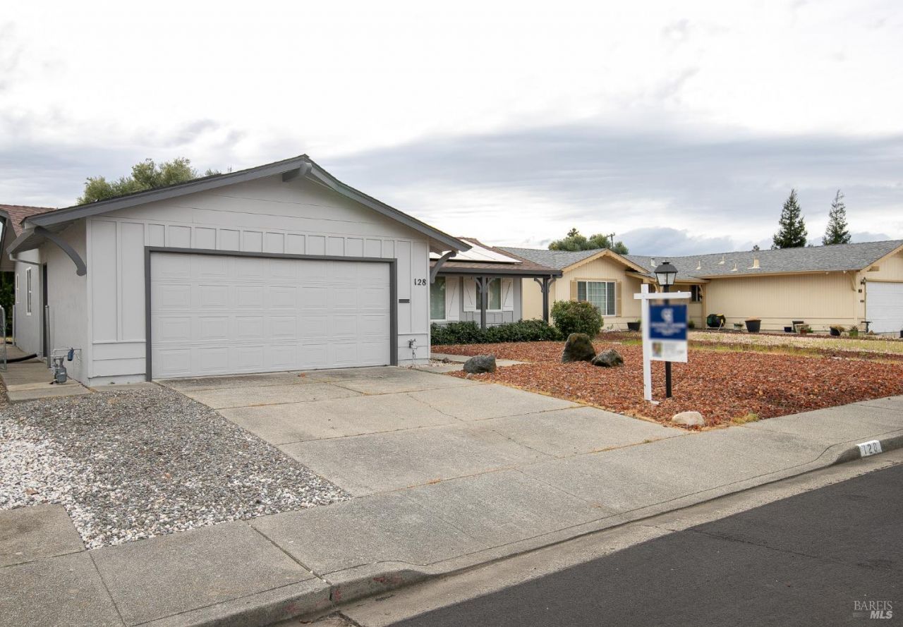 128 Lassen Circle, Vacaville, CA 95687 Main Photo