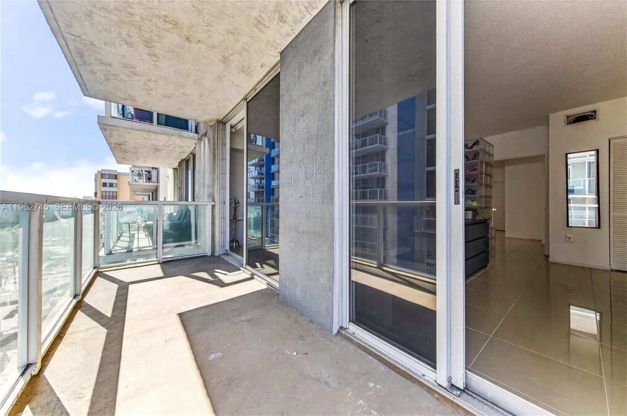 5091 NW 7th St, Unit 703, Miami, FL 33126 Photo