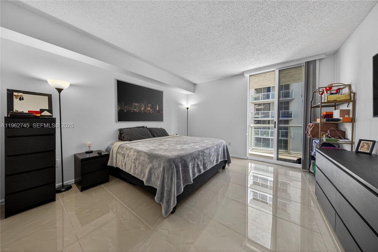 5091 NW 7th St, Unit 703, Miami, FL 33126 Photo