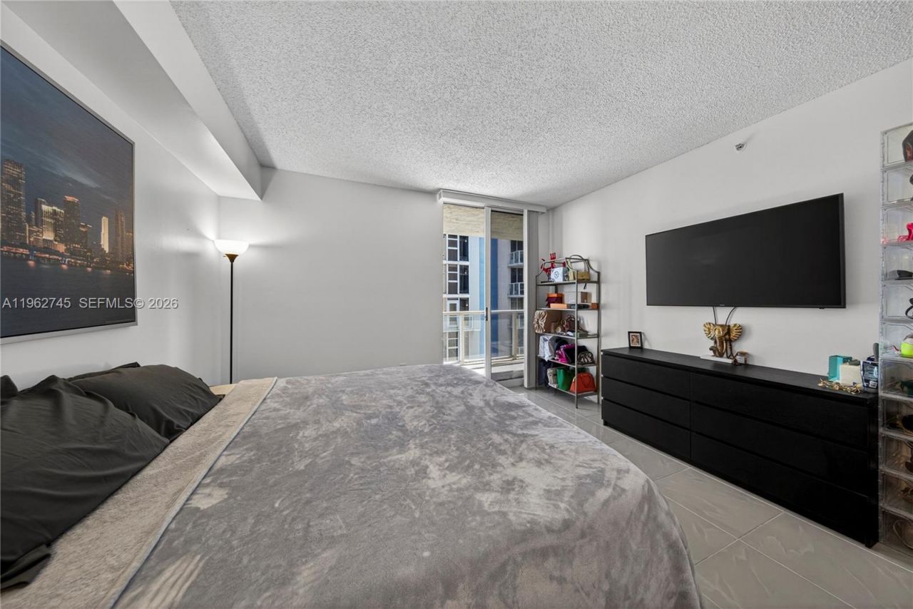 5091 NW 7th St, Unit 703, Miami, FL 33126 Photo