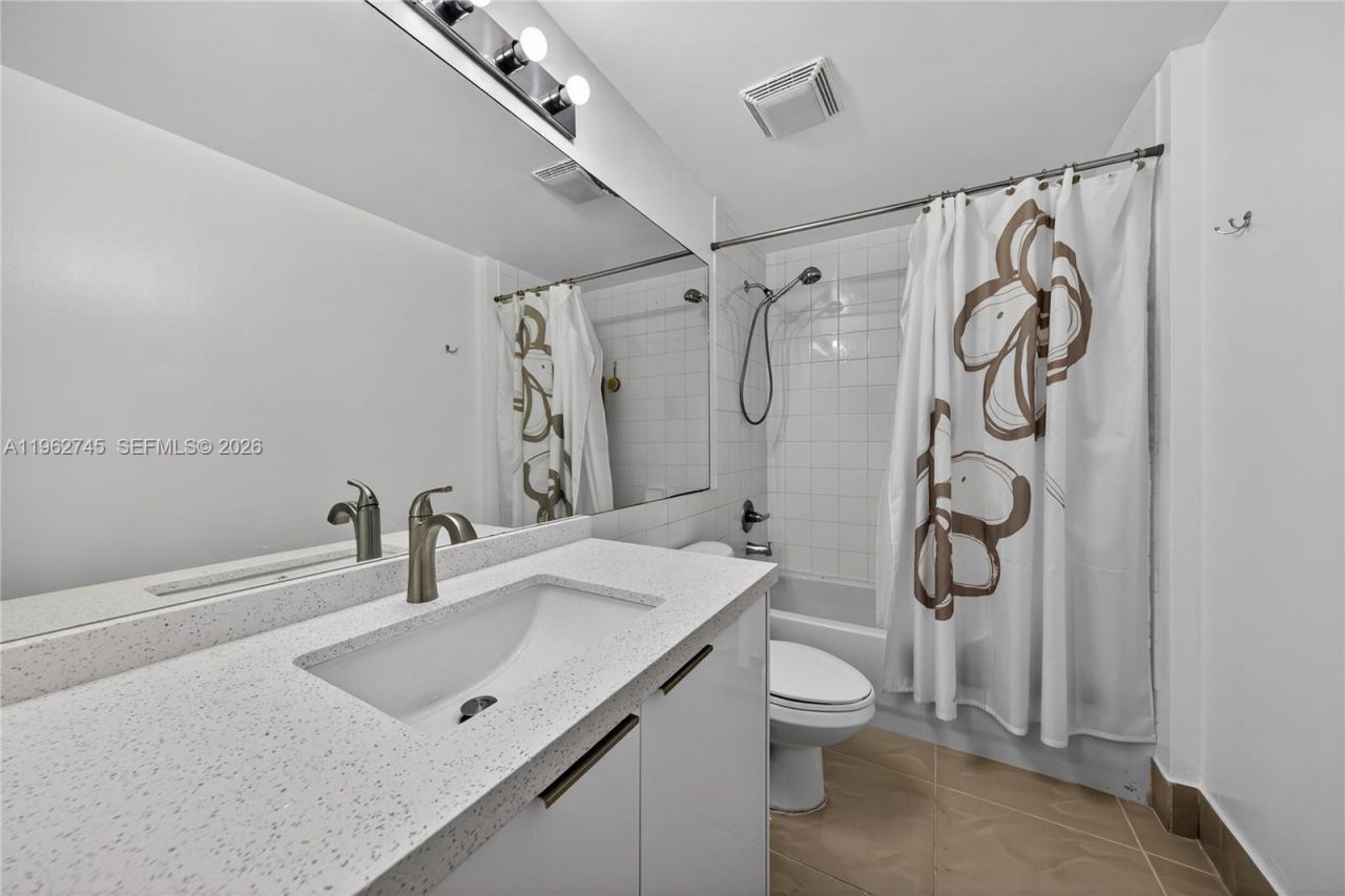 5091 NW 7th St, Unit 703, Miami, FL 33126 Photo