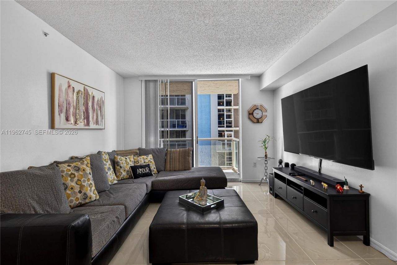 5091 NW 7th St, Unit 703, Miami, FL 33126 Photo