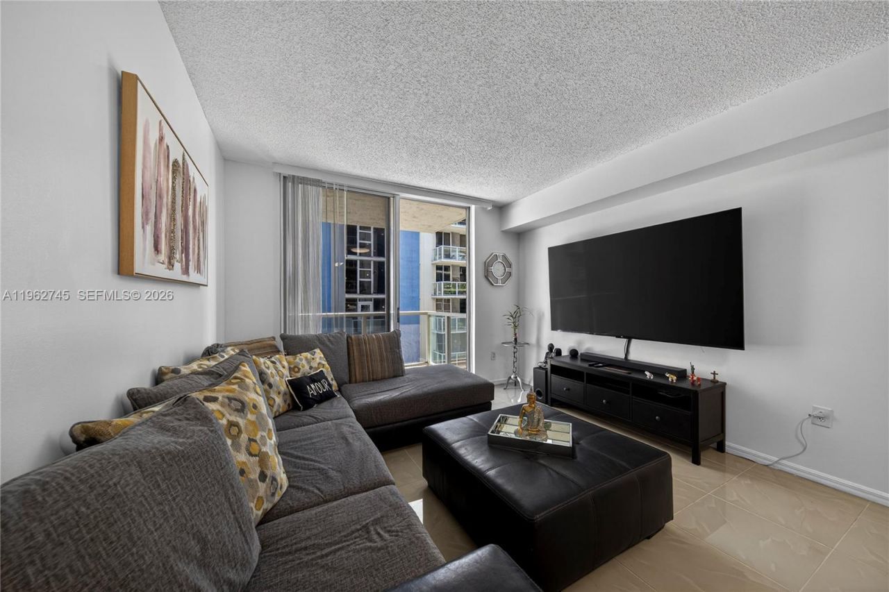 5091 NW 7th St, Unit 703, Miami, FL 33126 Photo