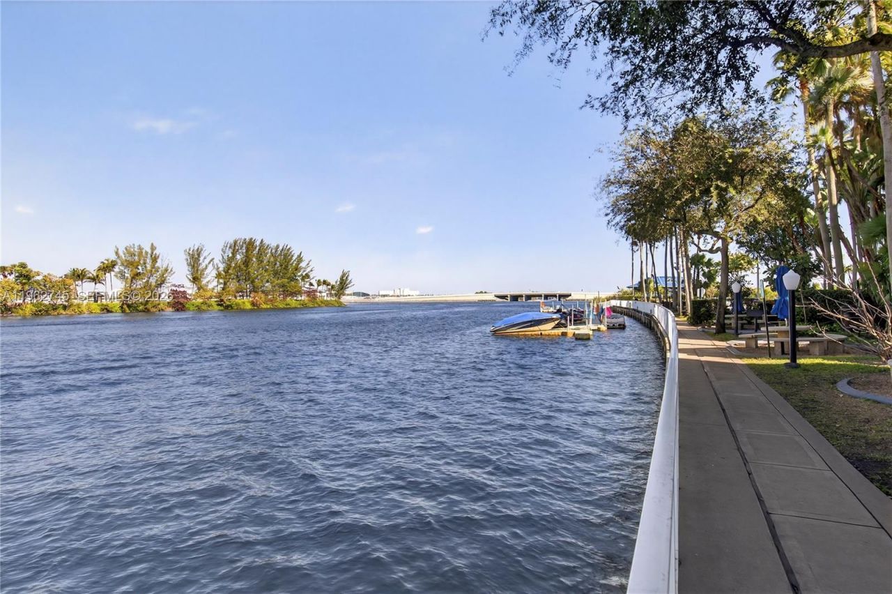 5091 NW 7th St, Unit 703, Miami, FL 33126 Photo