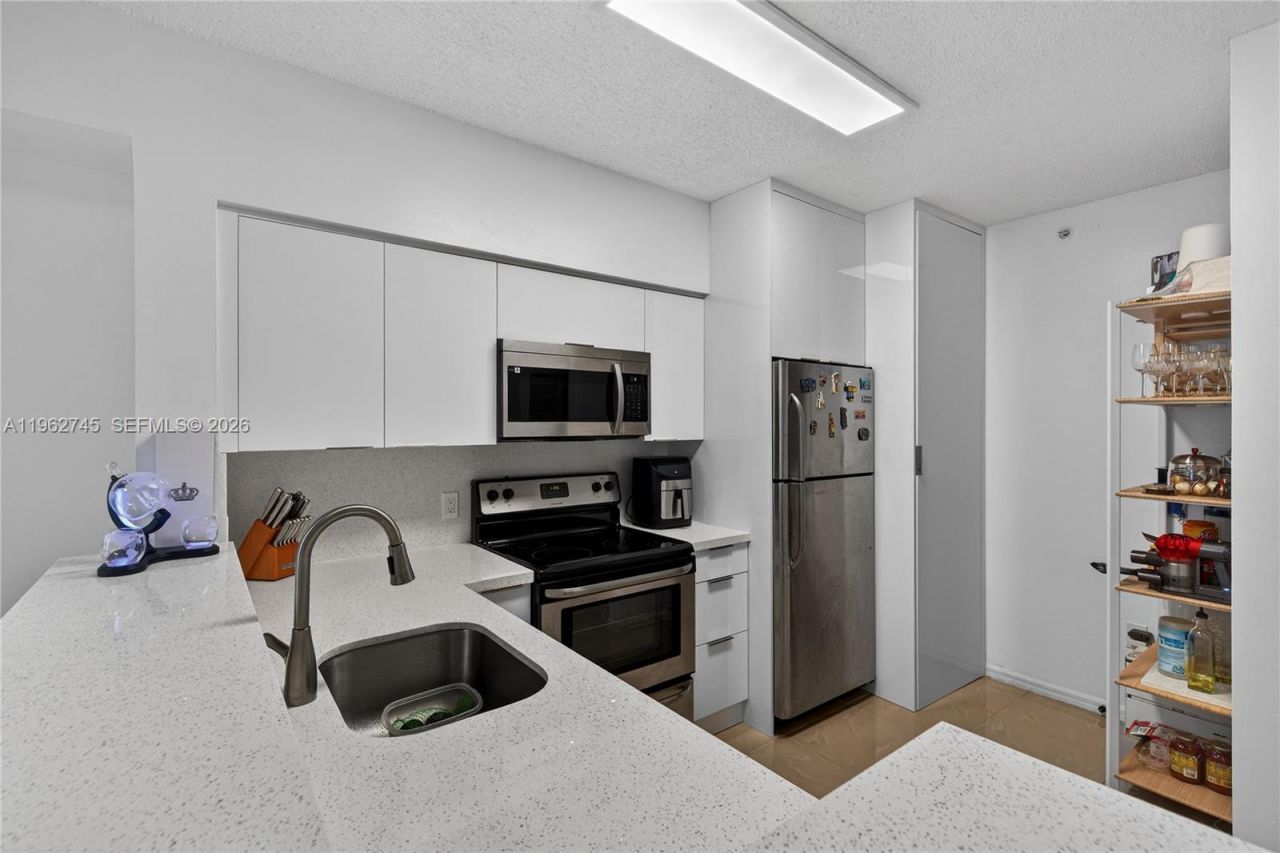 5091 NW 7th St, Unit 703, Miami, FL 33126 Photo