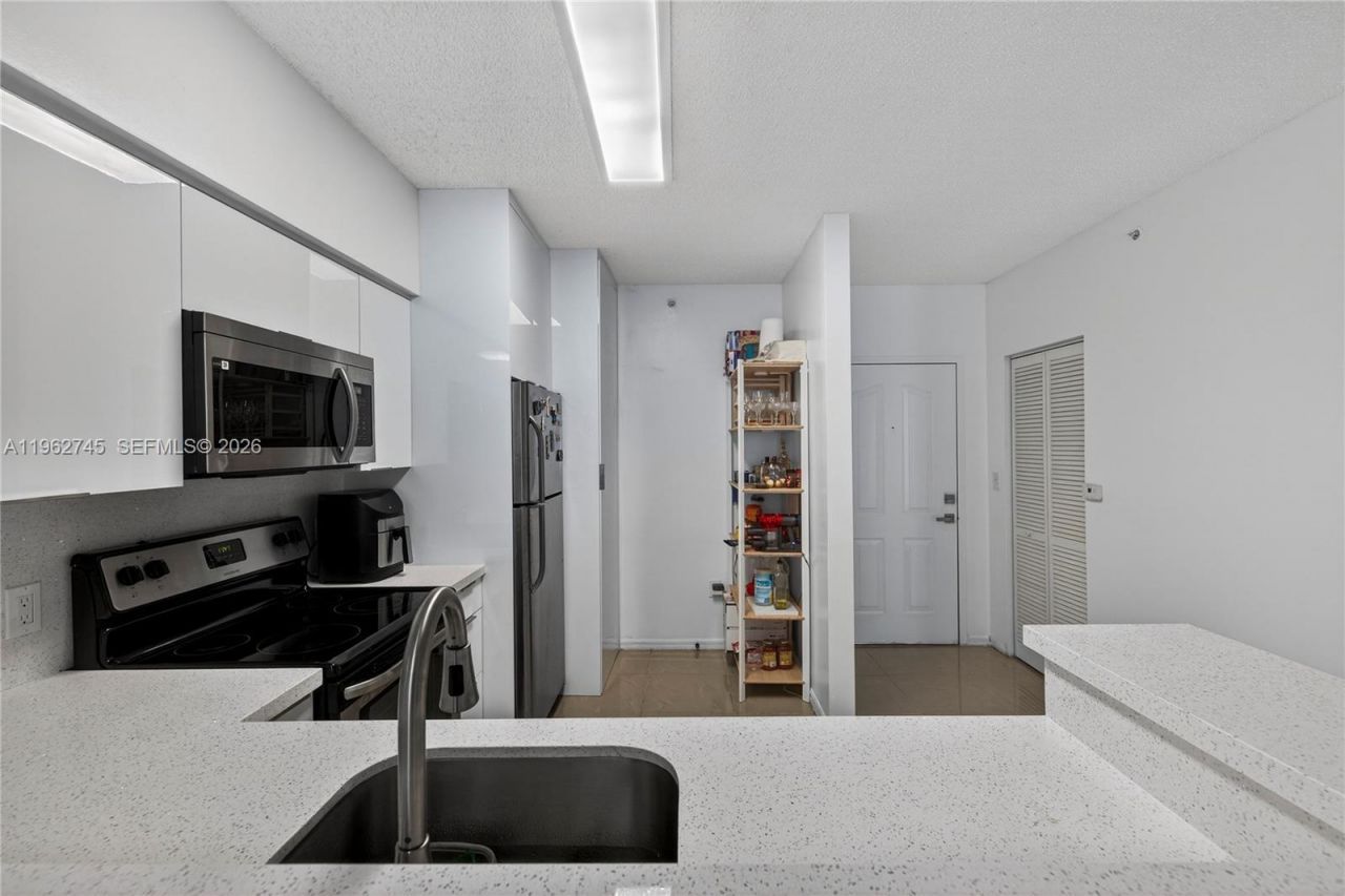 5091 NW 7th St, Unit 703, Miami, FL 33126 Photo