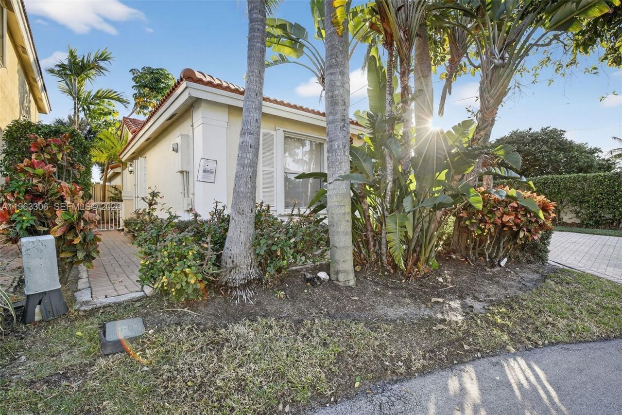 1150 Queen Palm Ct, Hollywood, FL 33019 Photo