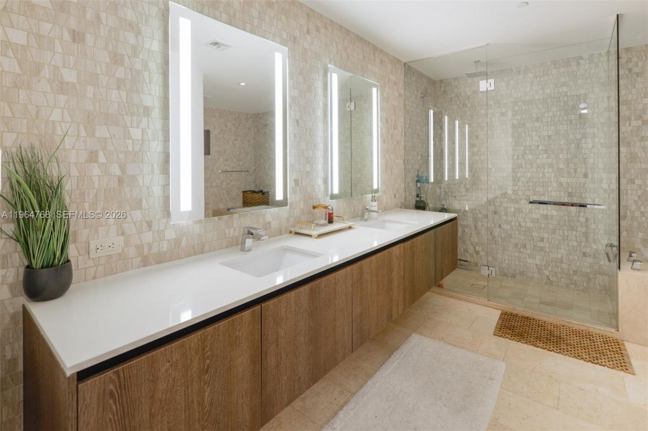 88 SW 7th St, Unit 2204, Miami, FL 33130 Photo