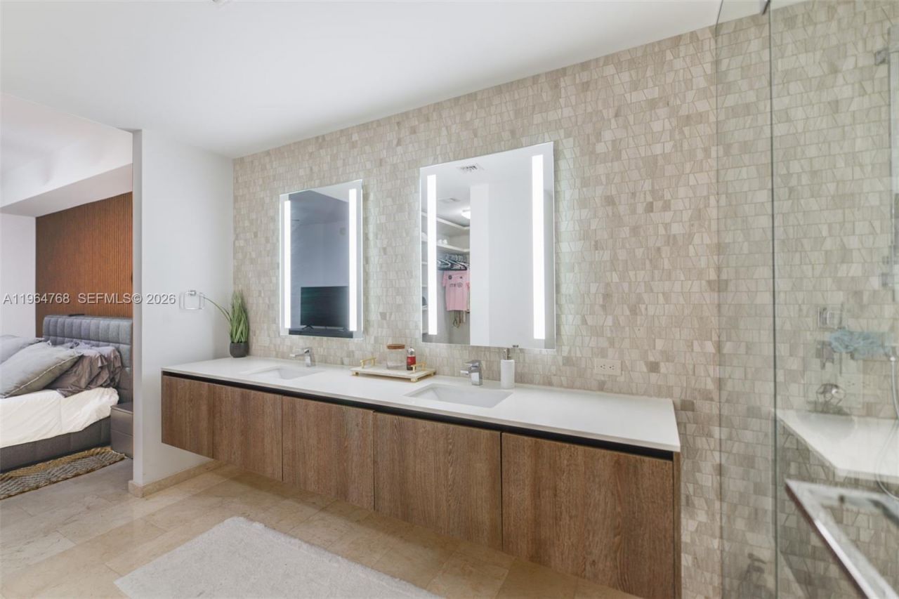 88 SW 7th St, Unit 2204, Miami, FL 33130 Photo