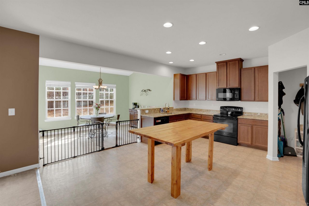 418 Badminton Court  Photo 6