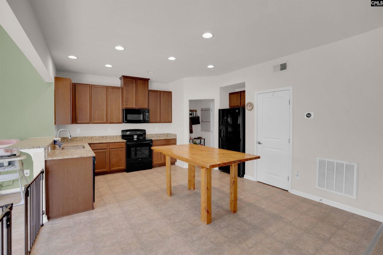 418 Badminton Court  Photo 7