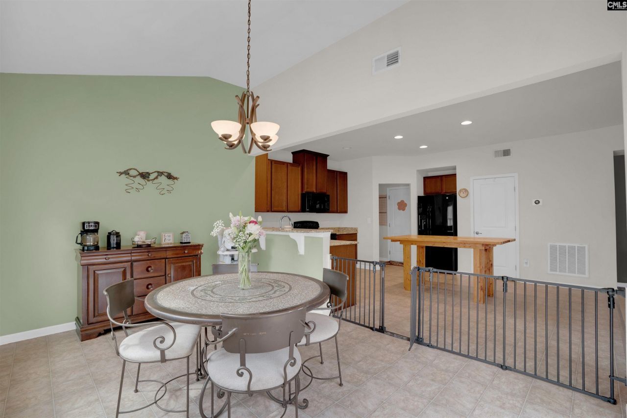 418 Badminton Court  Photo 9