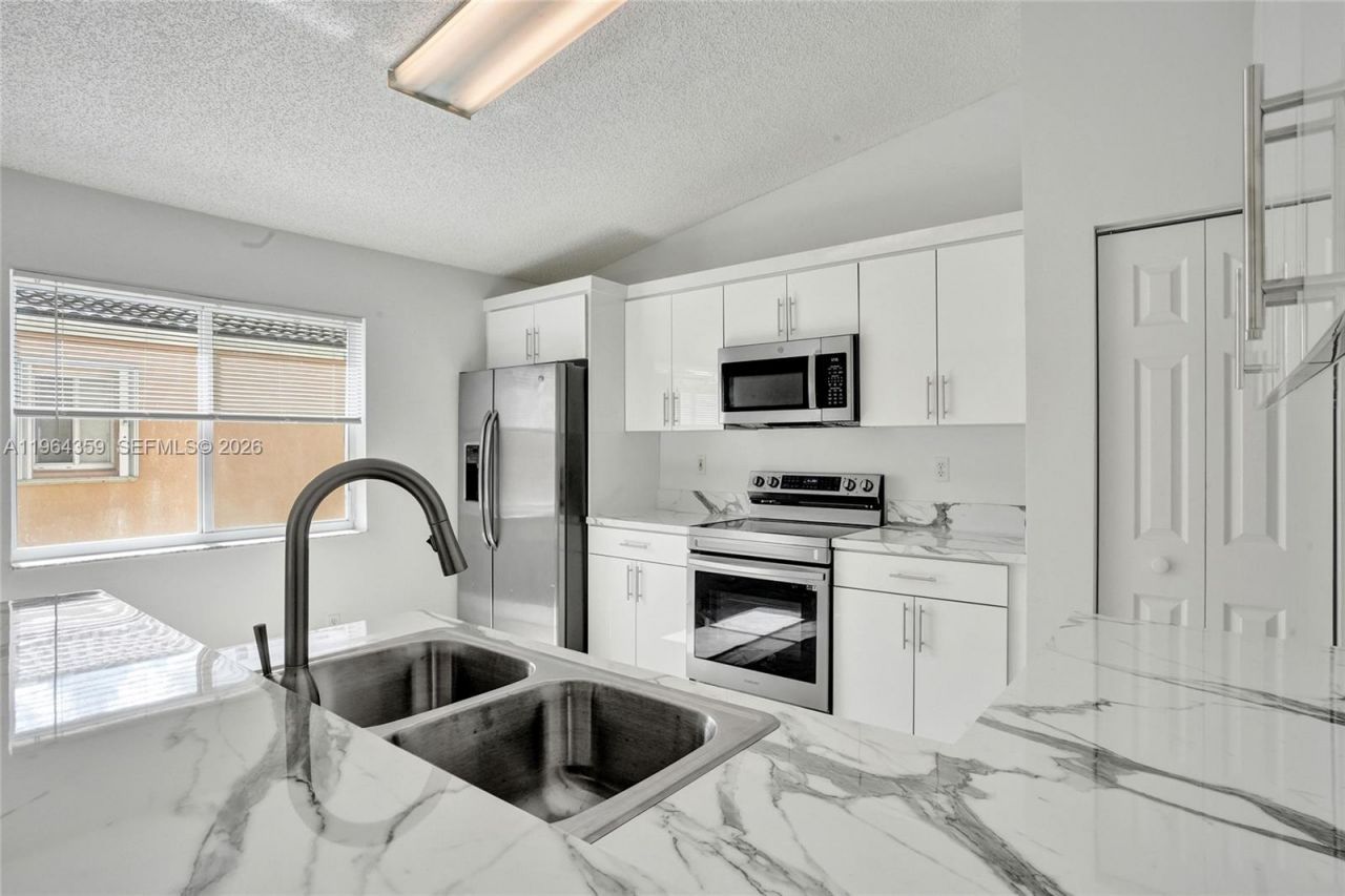 2421 SW 103rd Way , Miramar, FL 33025 Photo