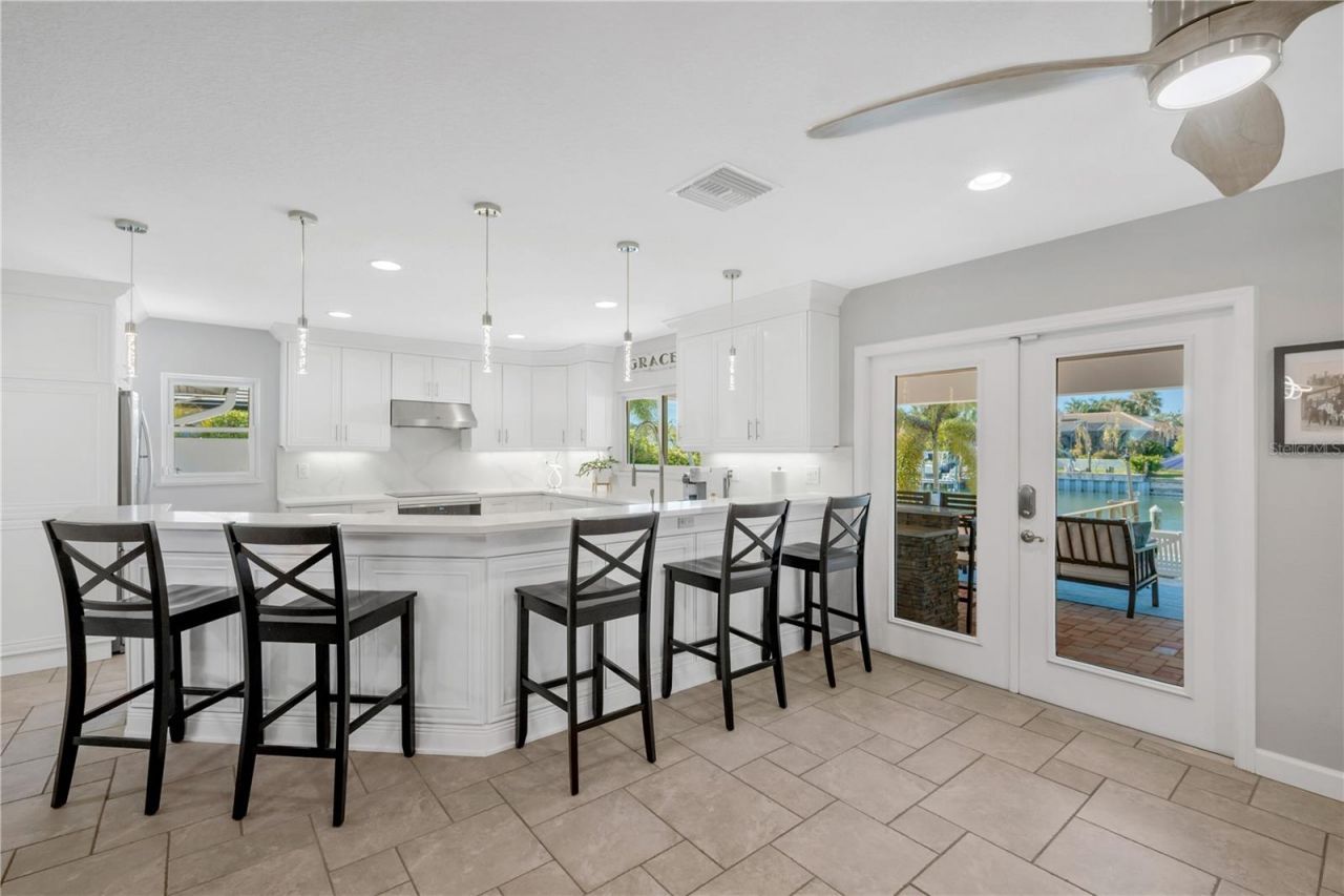 1963 Michigan Avenue Ne, Saint Petersburg, FL 33703 Photo