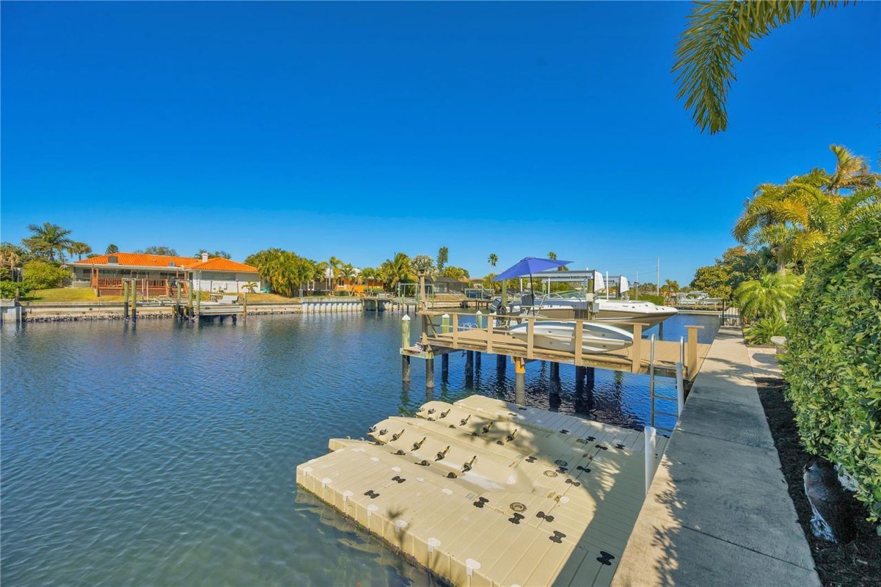 1963 Michigan Avenue Ne, Saint Petersburg, FL 33703 Photo