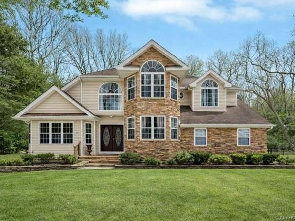 18 Darcy Avenue, Manorville, NY 11949