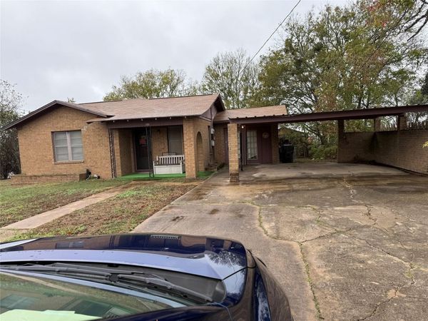 823 N Ellis ST, Giddings, TX 78942