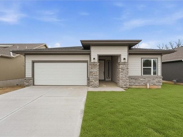 20683 Skyview Lane, Spring Hill, KS 66083