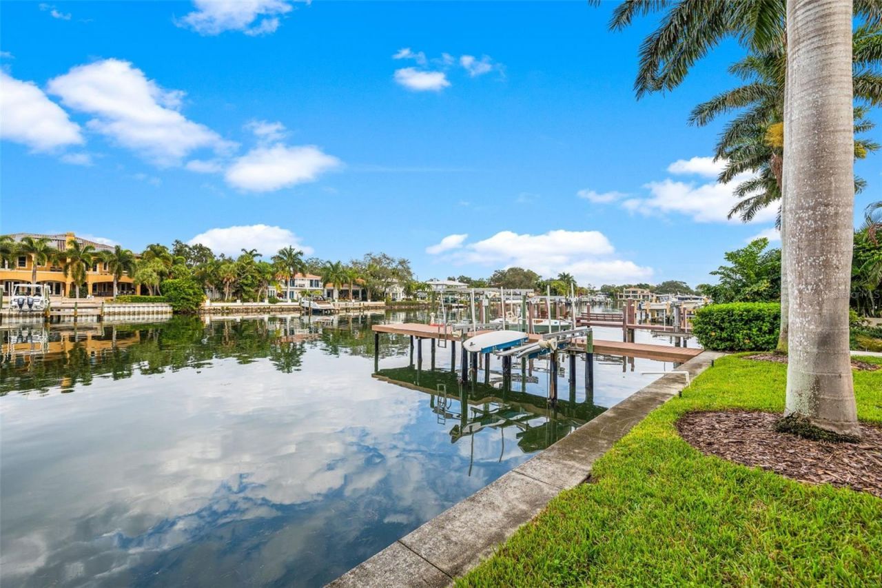 851 Brightwaters Boulevard Ne, Saint Petersburg, FL 33704 Photo