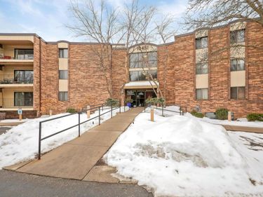 10451 Greenbrier Road, Unit 211, Minnetonka, MN 55305