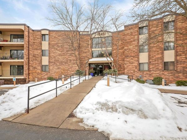 10451 Greenbrier Road, Unit 211, Minnetonka, MN 55305