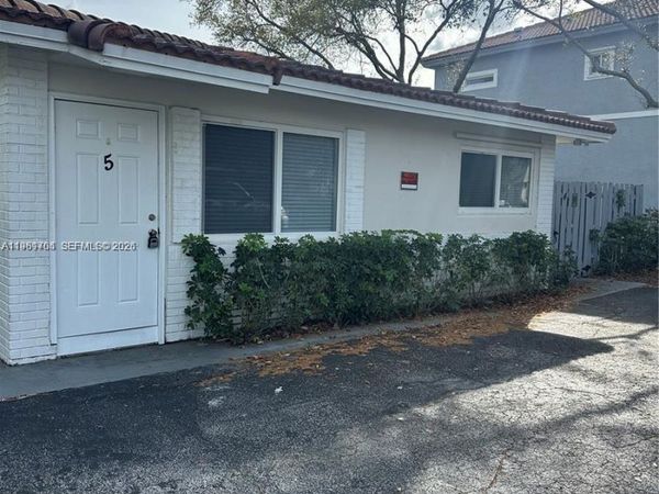 8704 NW 38th Dr , Coral Springs, FL 33065