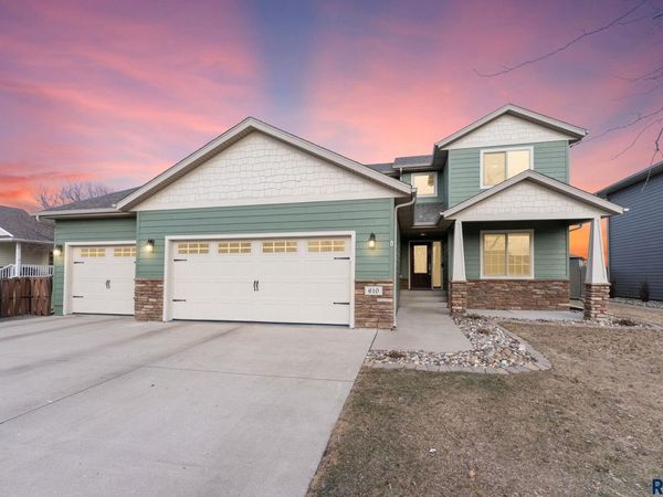 610 Emmett Trl, Harrisburg, SD 57032