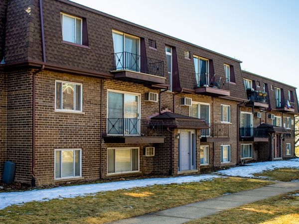 10457 Dearlove Road, Unit 1A, Glenview, IL 60025