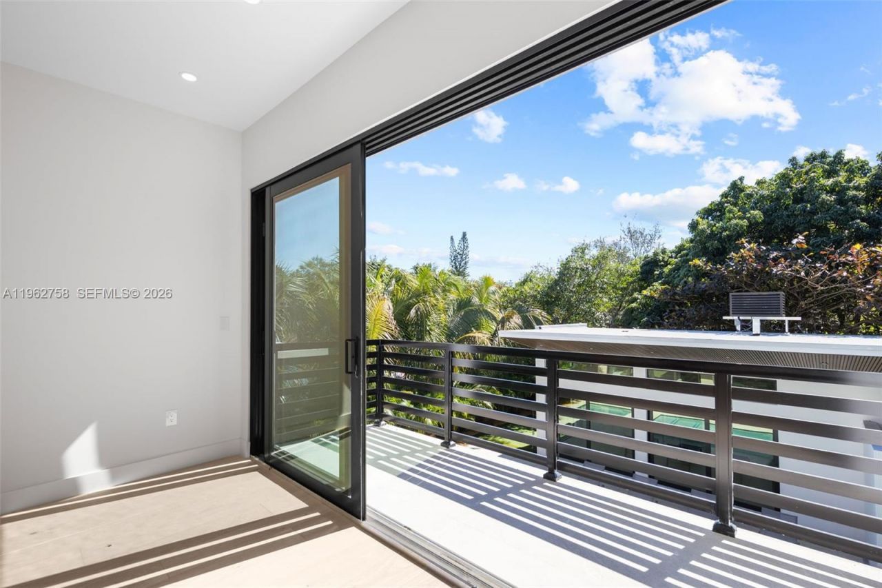 290 NW 48th St, Miami, FL 33127 Photo