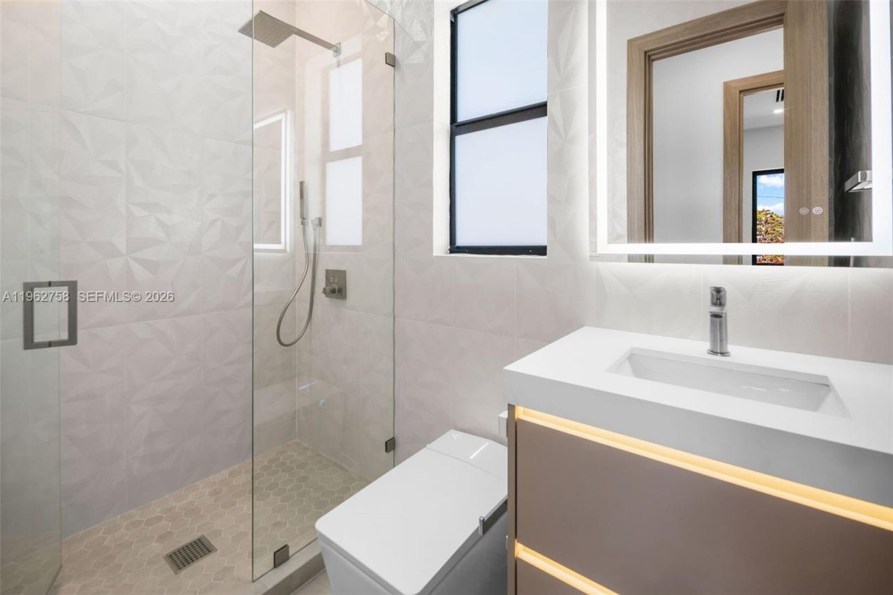 290 NW 48th St, Miami, FL 33127 Photo