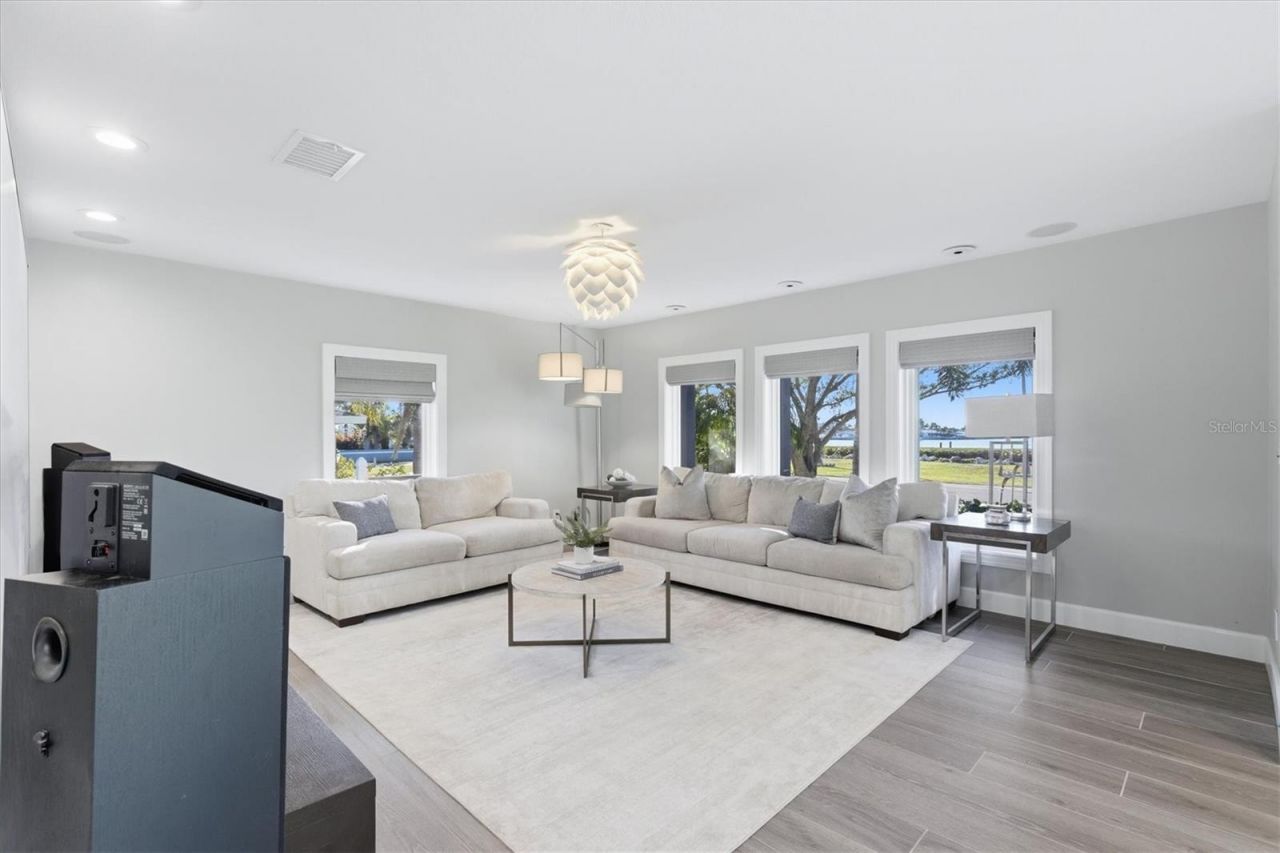 670 Sunset Drive S, Saint Petersburg, FL 33707 Photo