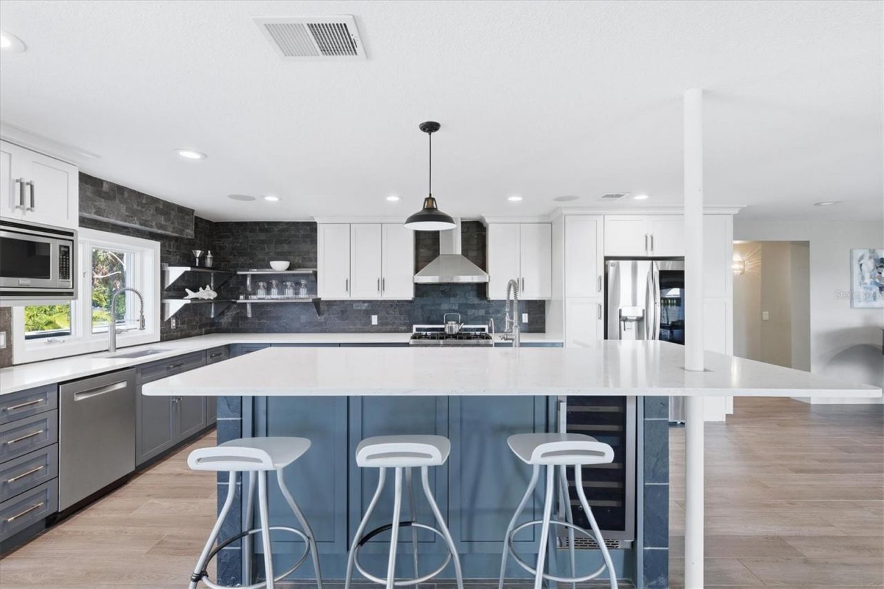 670 Sunset Drive S, Saint Petersburg, FL 33707 Photo