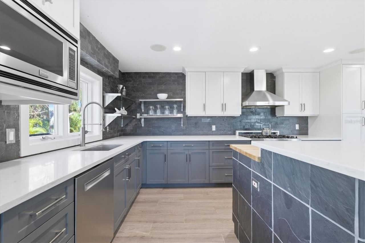 670 Sunset Drive S, Saint Petersburg, FL 33707 Photo