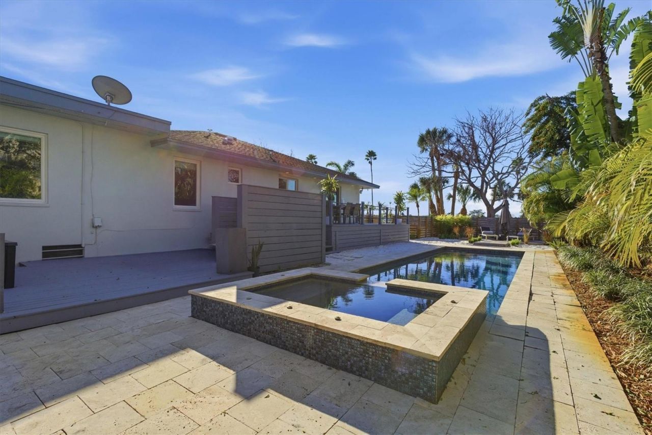 670 Sunset Drive S, Saint Petersburg, FL 33707 Photo