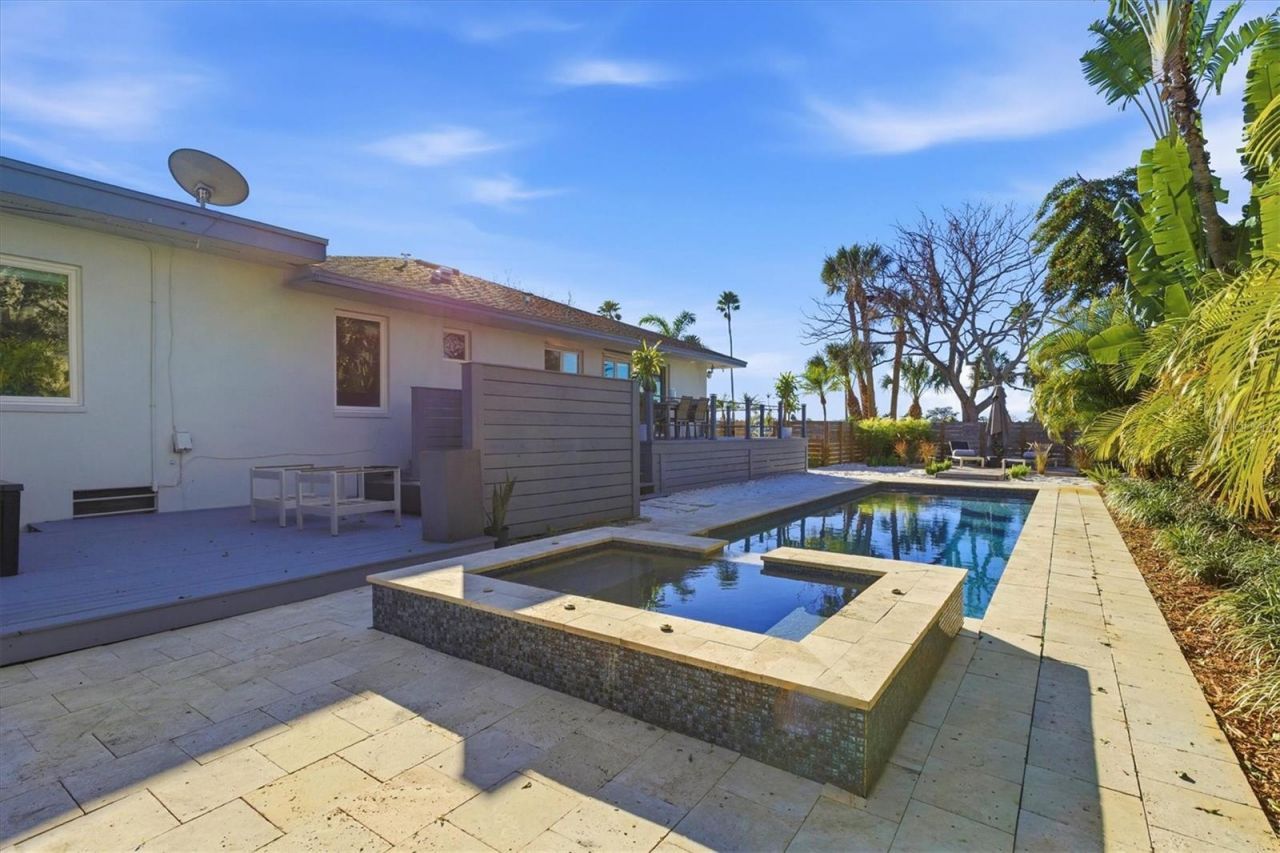 670 Sunset Drive S, Saint Petersburg, FL 33707 Photo