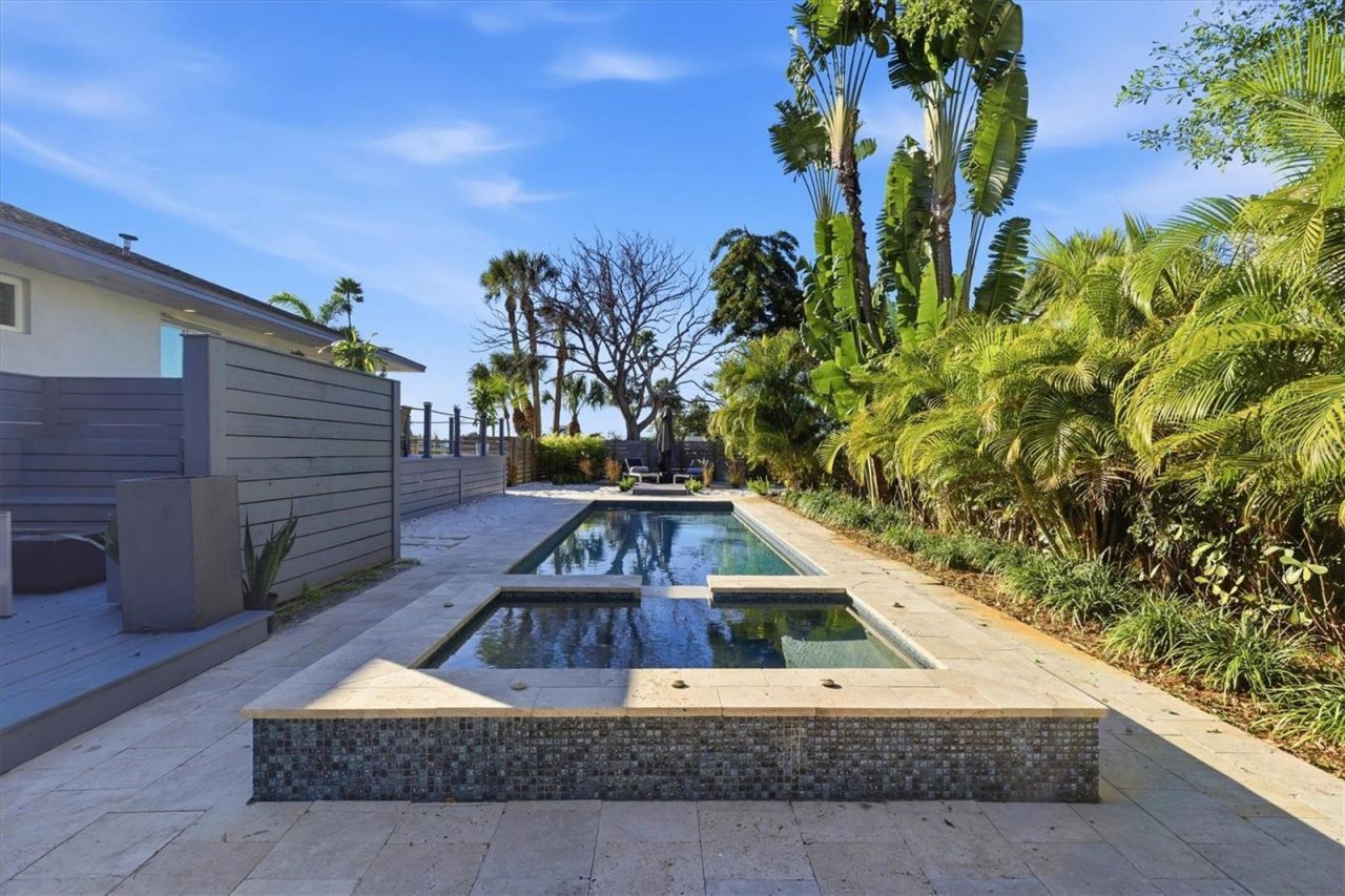 670 Sunset Drive S, Saint Petersburg, FL 33707 Photo