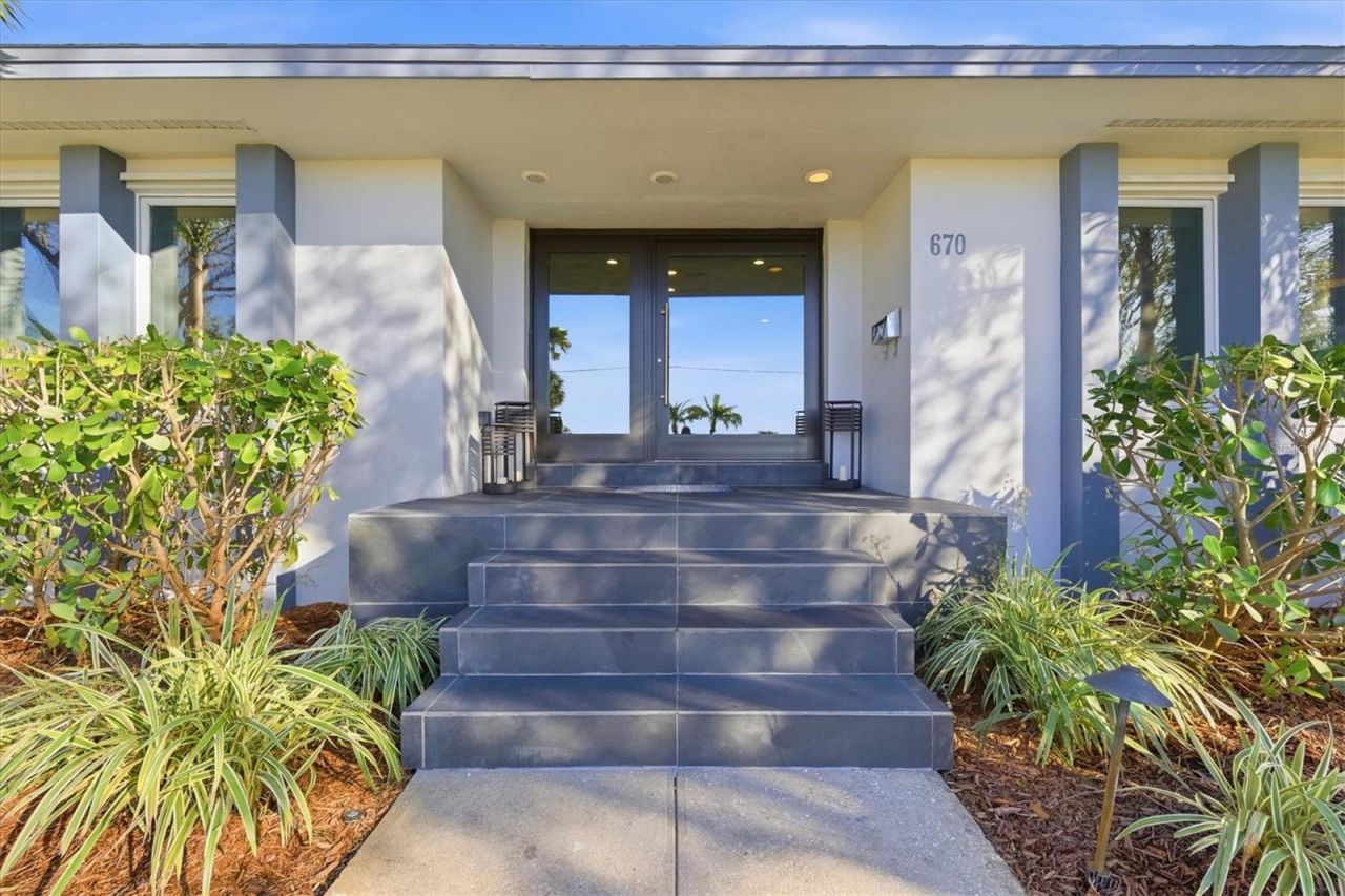 670 Sunset Drive S, Saint Petersburg, FL 33707 Photo