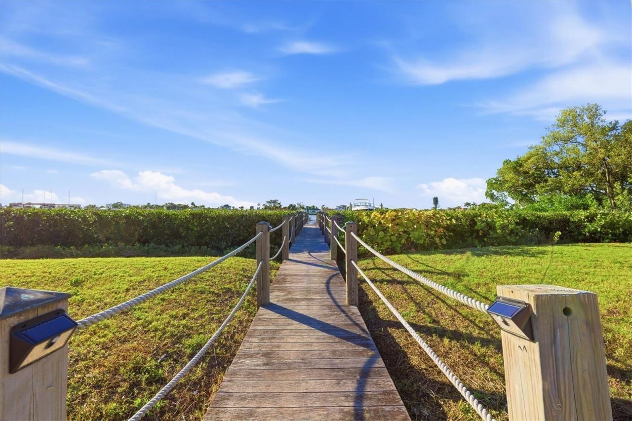 670 Sunset Drive S, Saint Petersburg, FL 33707 Photo