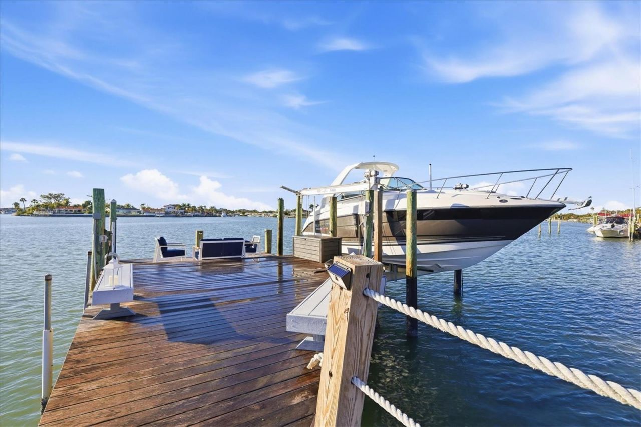 670 Sunset Drive S, Saint Petersburg, FL 33707 Photo