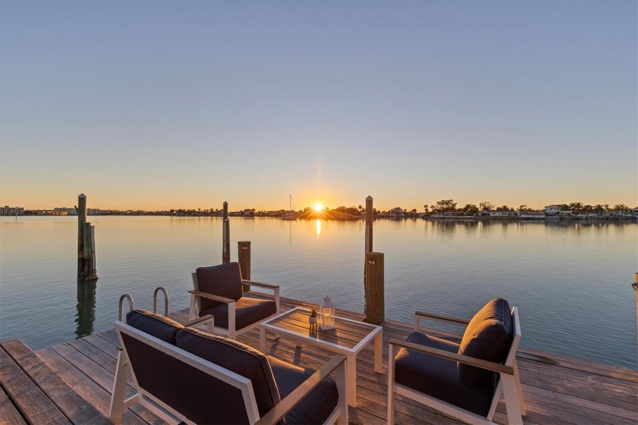 670 Sunset Drive S, Saint Petersburg, FL 33707 Photo