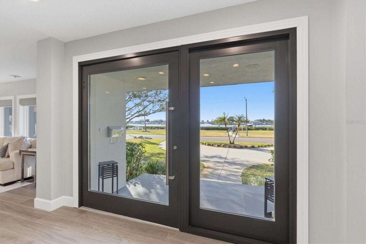 670 Sunset Drive S, Saint Petersburg, FL 33707 Photo